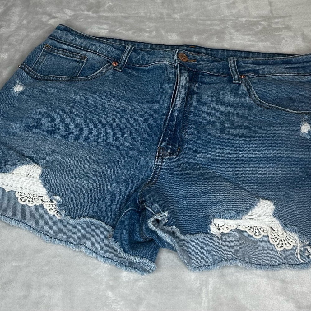 WILD FABLE Crochet Hem High Rise Jean Short Womens Size 18 - Picture 2 of 9